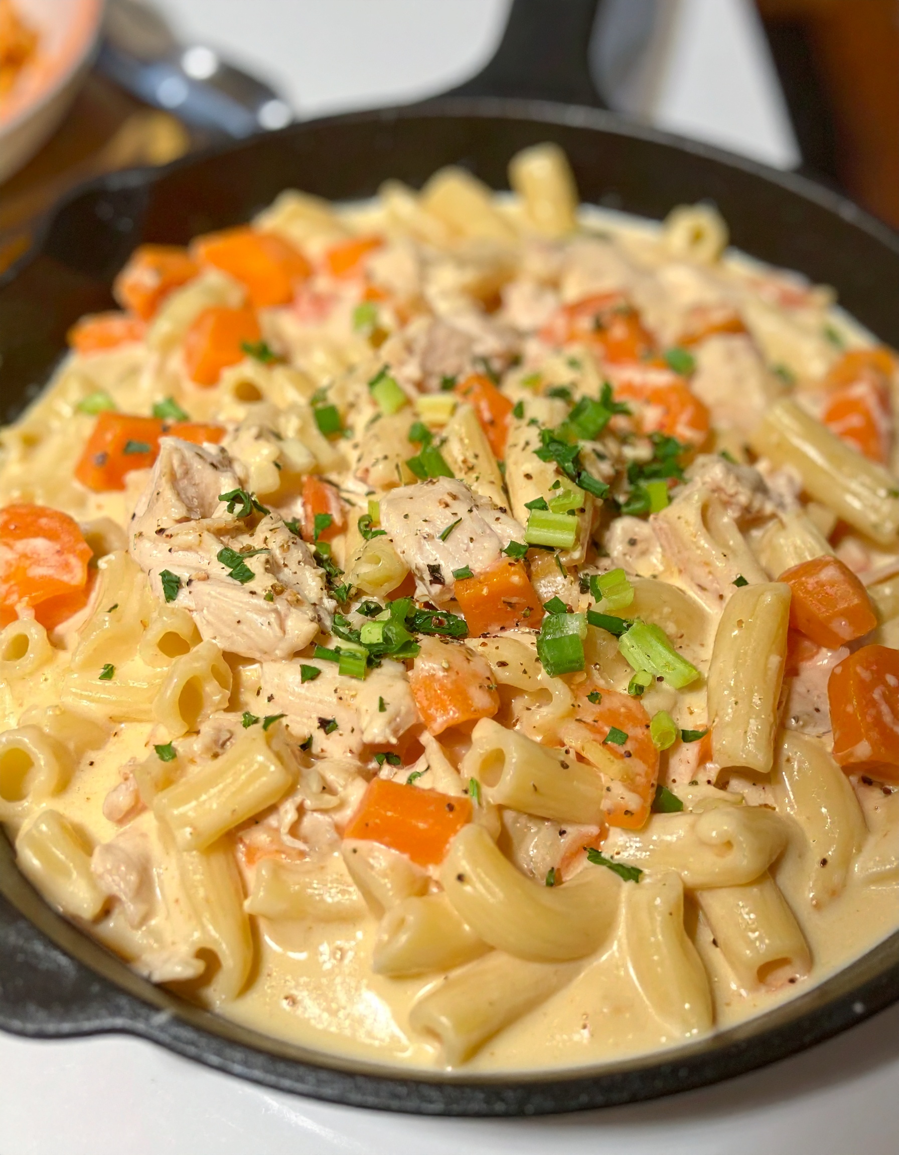 Creamy Chicken Pot Pie Pasta Skillet